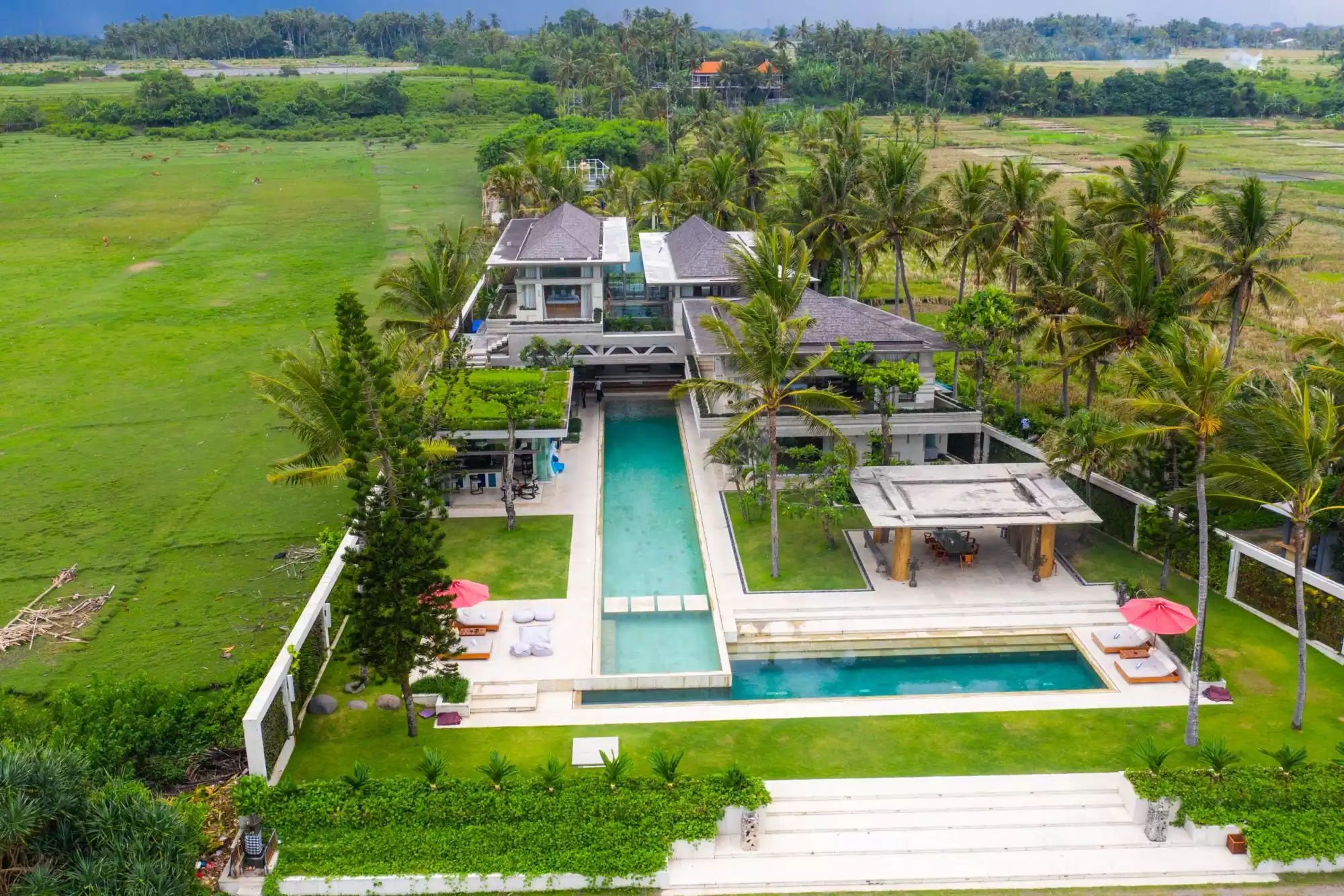 EXCLUSIVE BEACHFRONT 8 BEDROOM VILLA FOR SALE FREEHOLD IN TABANAN BE-158 